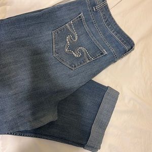Women’s Jordache denim capris.